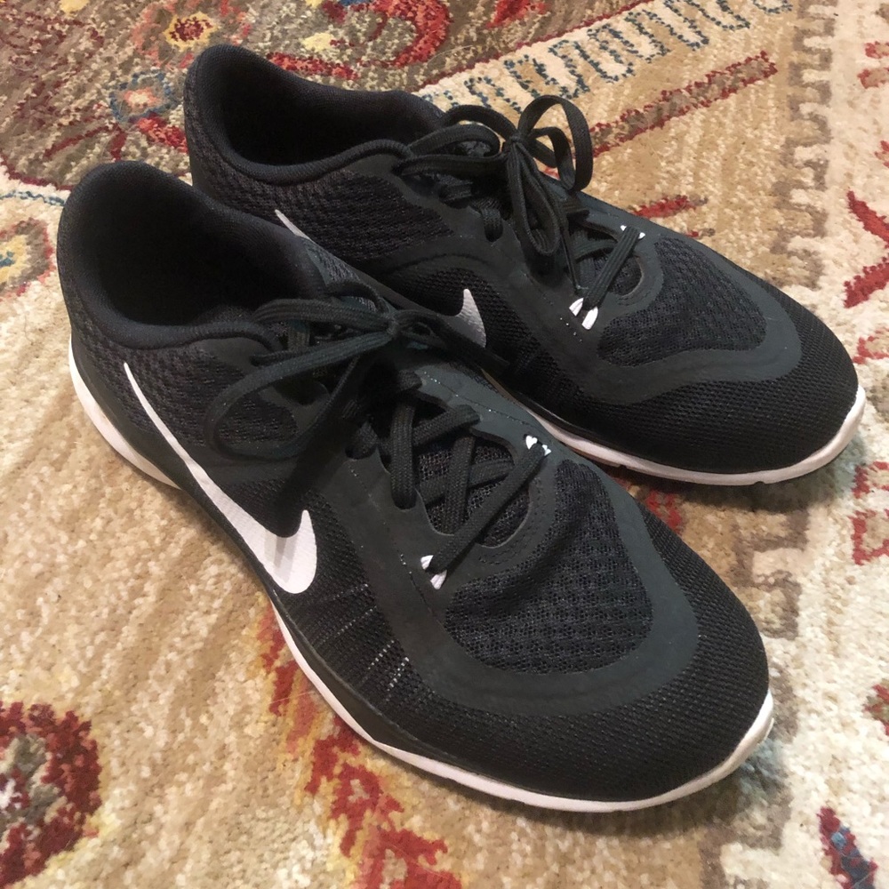 Black nike running shoes